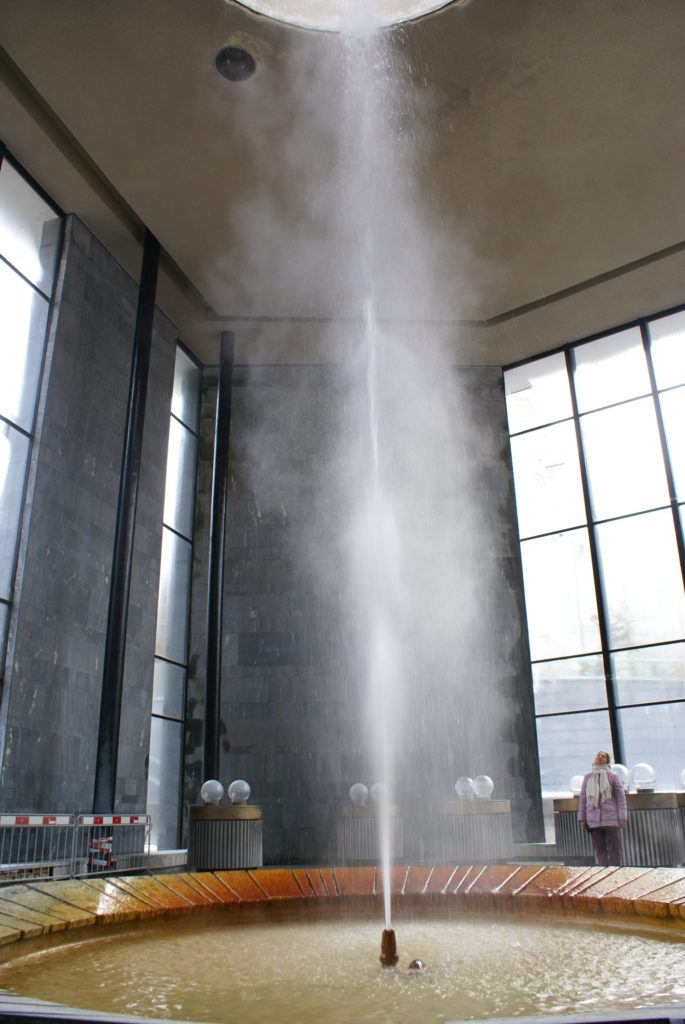 Potente getto d'acqua all'interno del colonnato principale