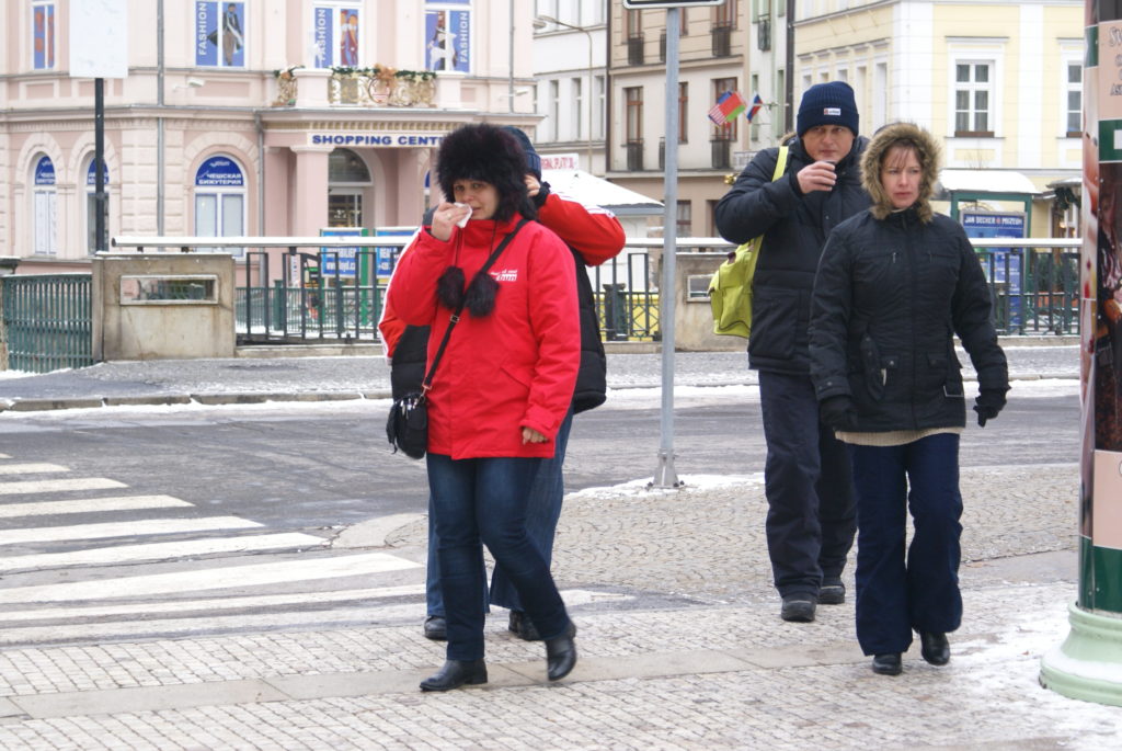 Karlovivary - la gente beve l'acqua termale per scaldarsi in strada