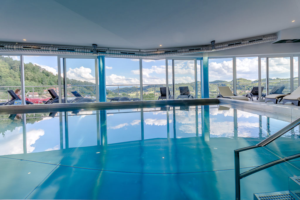 La piscina panoramica della Spa all'ultimo piano di Villa Magdalena