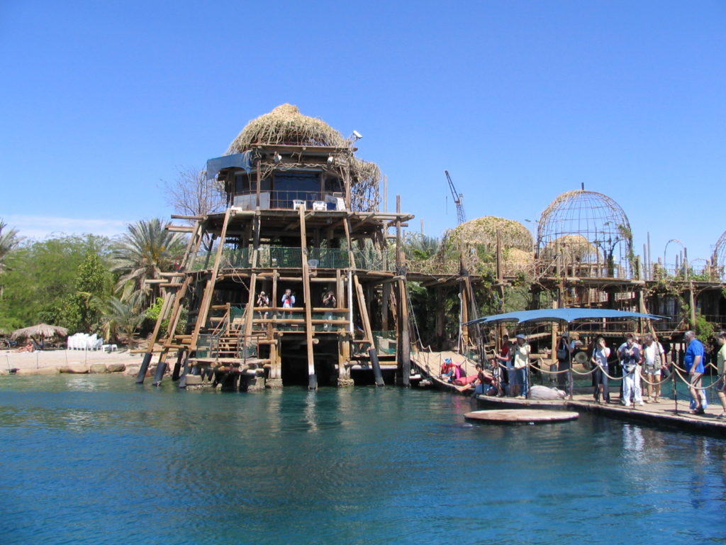 Spiaggia dei Delfini a Eilat (Mar Rosso) la banchina e la torre di osservazione